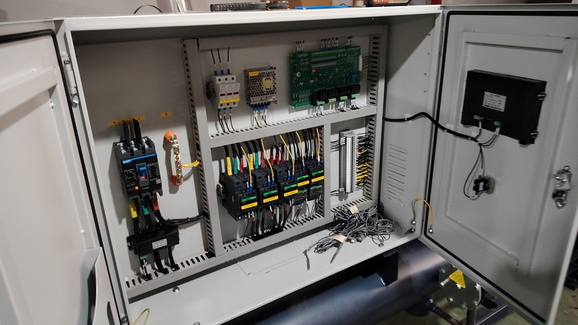 Felcserélhetően használhatók-e a 3 fázisú 380 V 60Hz és a 3 fázisú 380 V 50 Hz-es feszültség az ipari hűtők feszültségét?